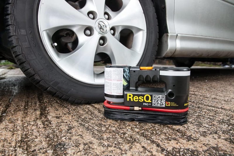 AIRMAN طقم إصلاح الإطارات ResQ Pro+ – ضاغط 12 فولت مع ضوء LED ومانع تسرب صديق للبيئة – مضخة هواء محمولة للطوارئ للإطارات المسطحة للسيارات، SUVs والفانات – تشمل حقيبة ومحولات - Image 2